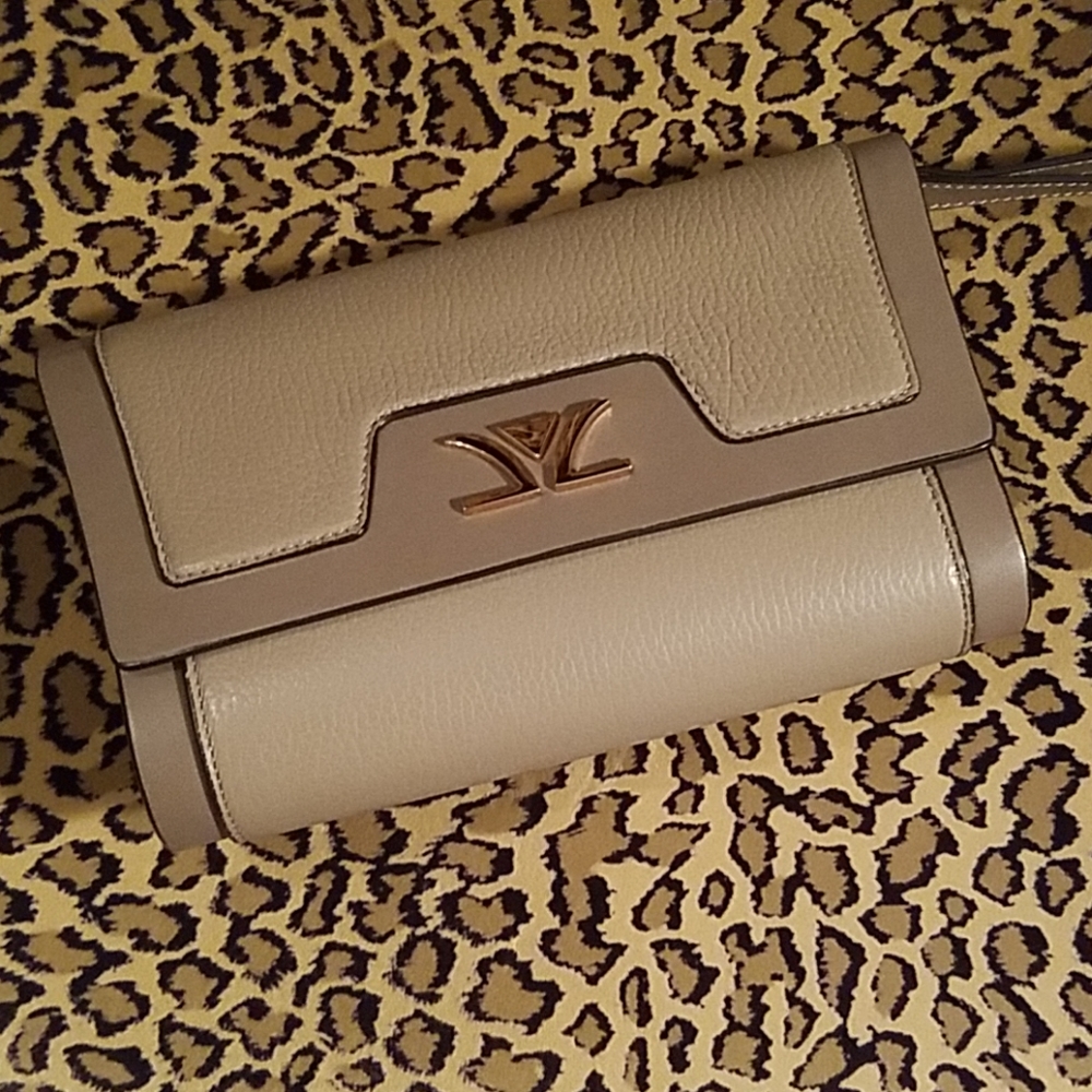 *HP*Authentic LeVian LIZ clutch purse-NEW!!!